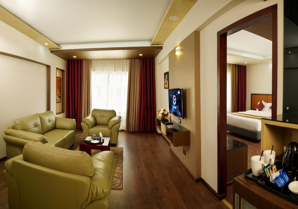 特里凡得琅Dimora Hotels And Resorts的客厅配有沙发和1张床