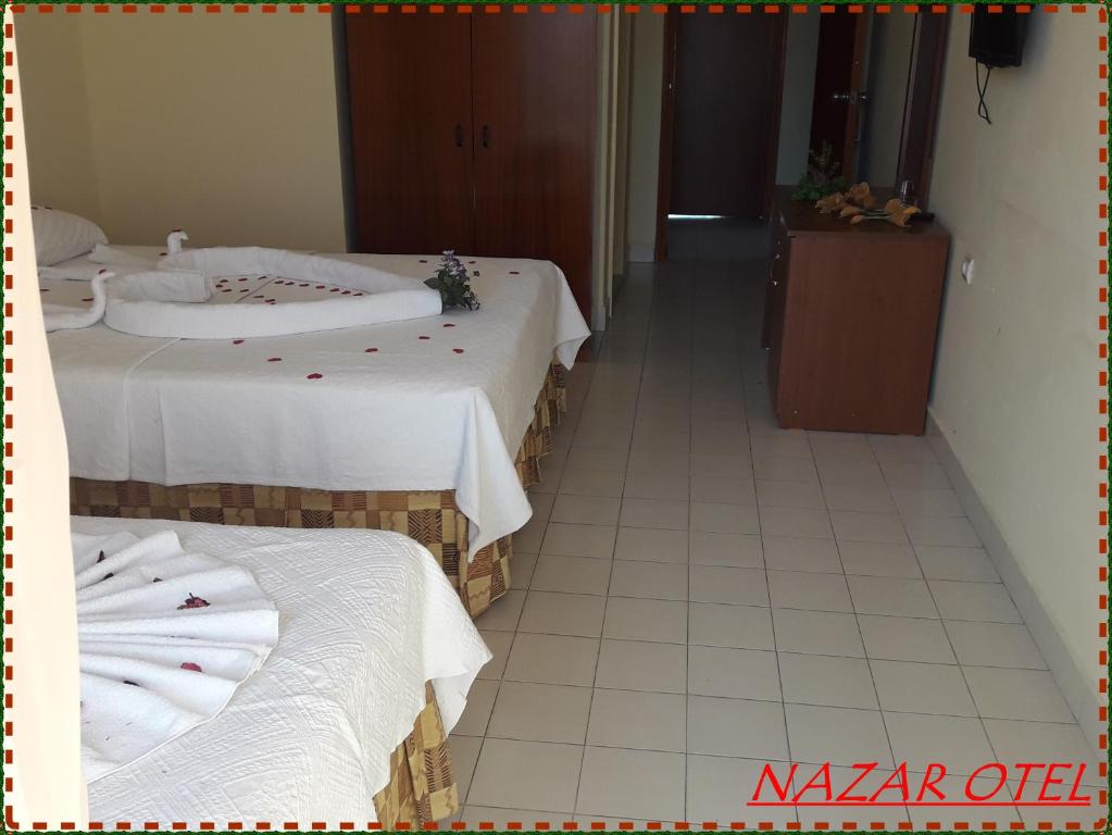 迪迪姆纳扎尔酒店的客房内的两张床和白色毛巾