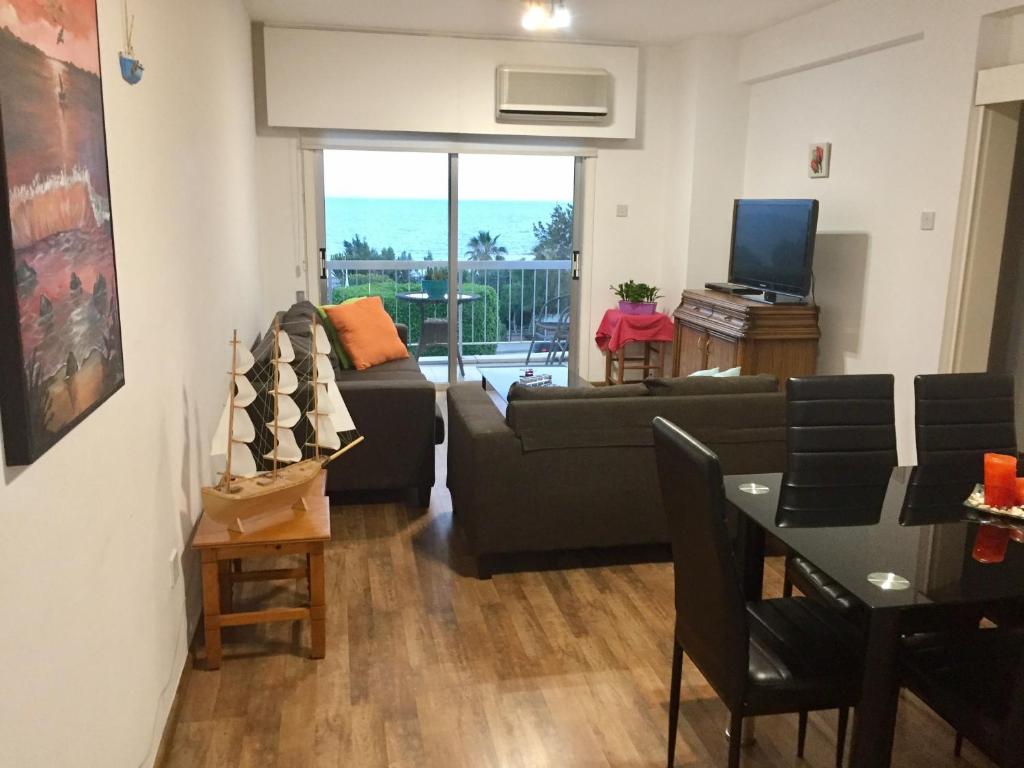 利马索尔Sea View Apartment的客厅配有沙发和桌子