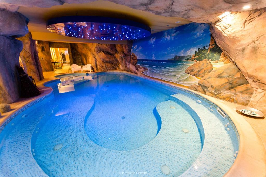 圣文森特天堂酒店及疗养中心的一座带岩石墙的洞穴内的室内游泳池