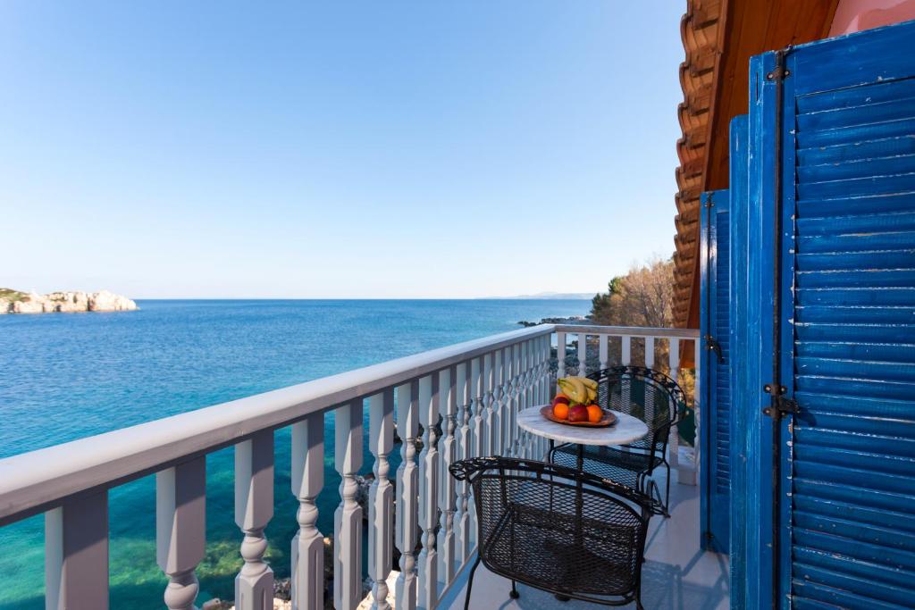 圣尼古拉奥斯Blue Sea Cottage的一个带桌椅的海景阳台