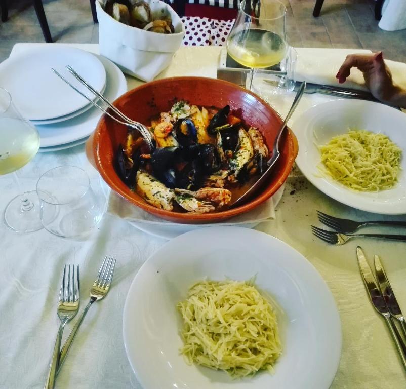 泰尔莫利Locanda San Giorgio的餐桌,饭盘和一碗面食