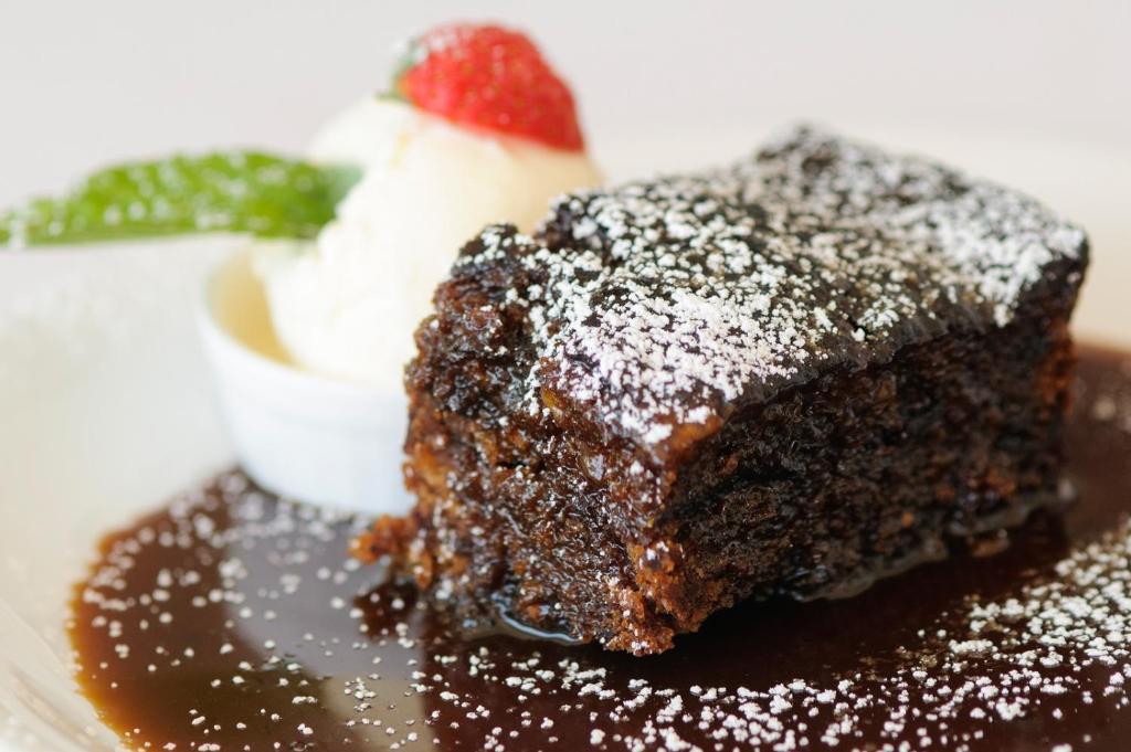 伊尼什博芬Doonmore Hotel, Bar & Restaurant的一块巧克力蛋糕,上面放着草莓