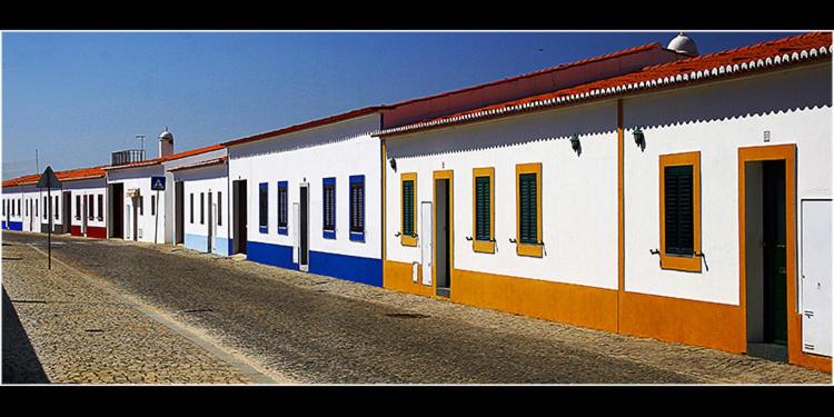 LuzCasa Aldeia da Luz - Barragem do Alqueva的停在街道旁的一列五颜六色的火车