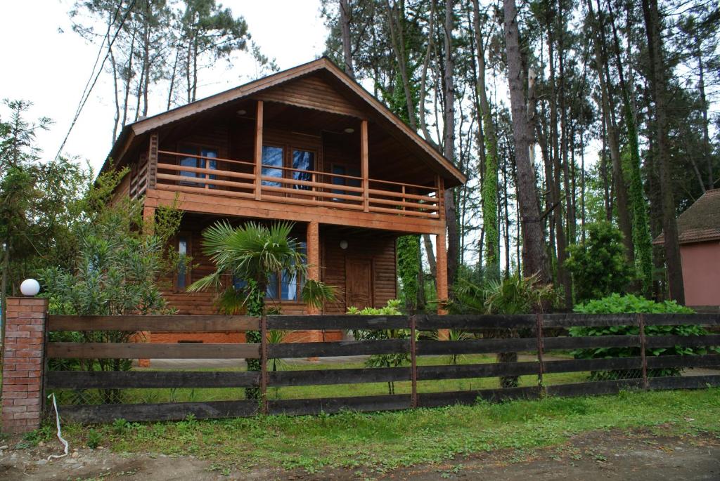 乌雷基Green Cottage Shekvetili的树林中的小木屋,带围栏