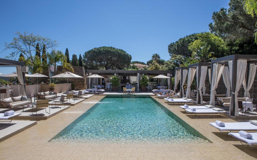 圣特罗佩MUSE Saint Tropez - Small Luxury Hotels of the World的一个带躺椅和遮阳伞的游泳池