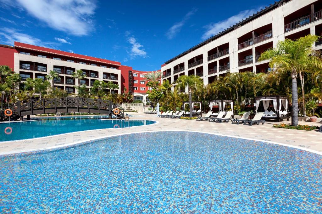 马贝拉巴瑟罗马贝拉酒店的大楼前的大型游泳池