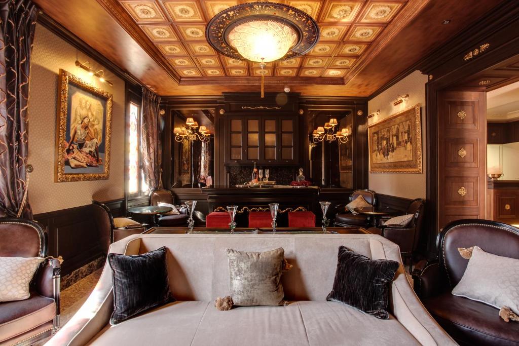 威尼斯摩里斯科酒店的客厅配有沙发和椅子