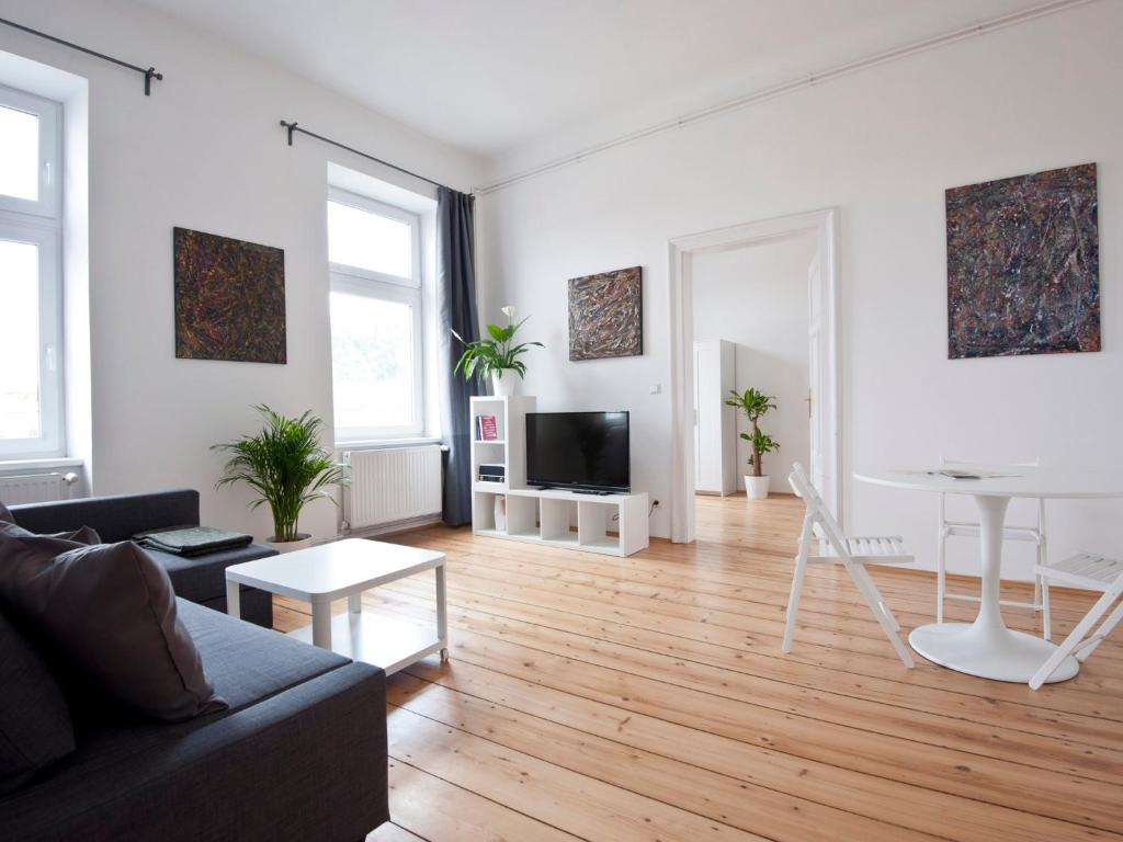 格拉茨格拉茨城市公寓的客厅配有沙发和桌子