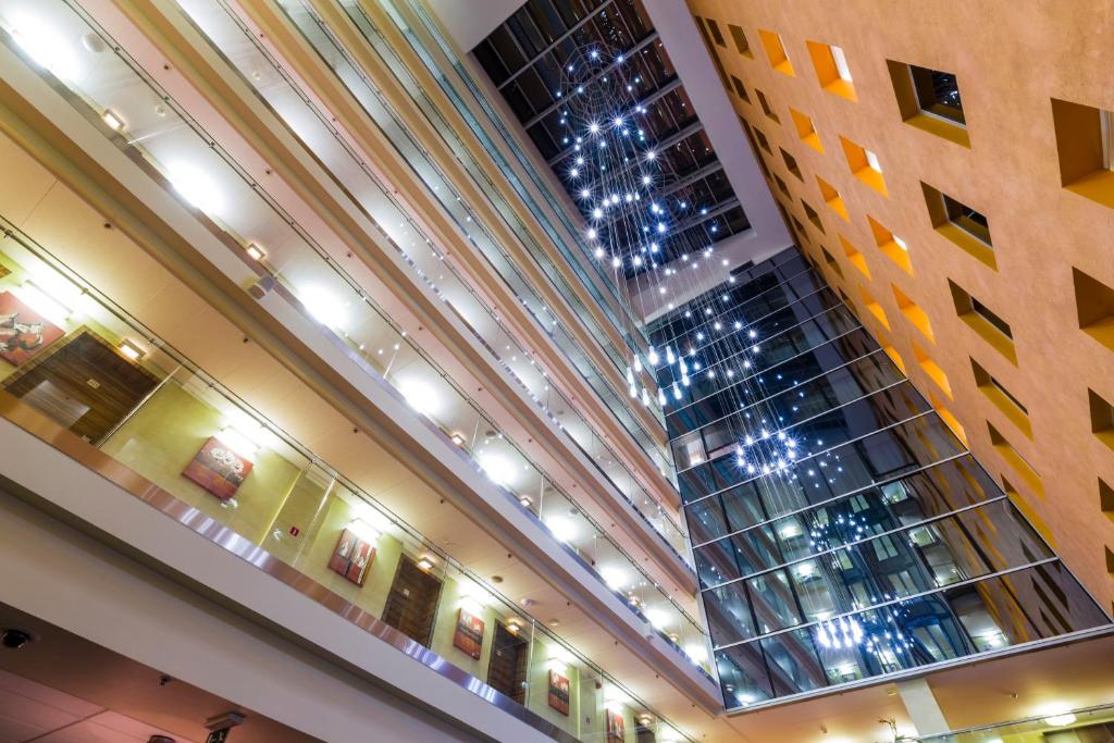 里加阿瓦隆会议酒店的享有带自动扶梯的建筑景致