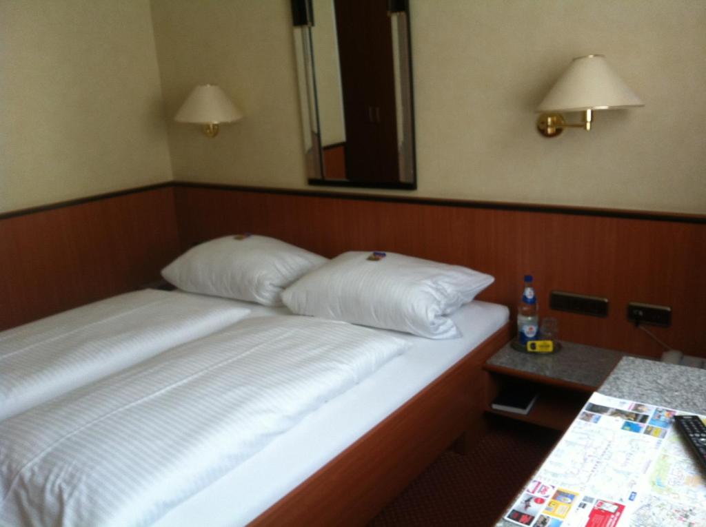 慕尼黑尤沃斯塔特翰森酒店的一张带两个枕头的床