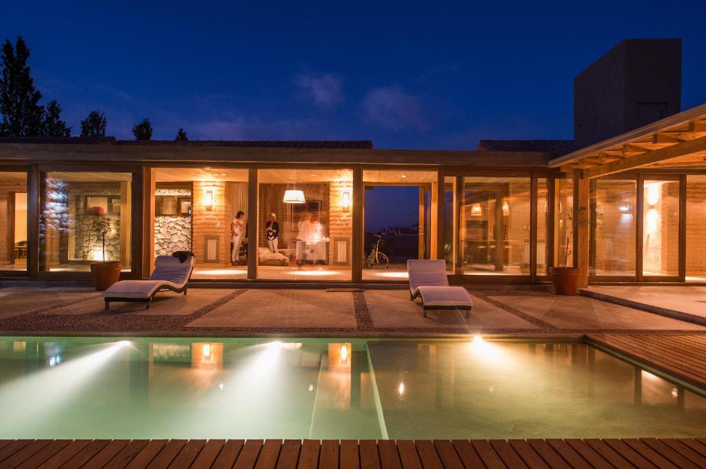 卡法亚特Adobe Charm的一座晚上设有游泳池的房子