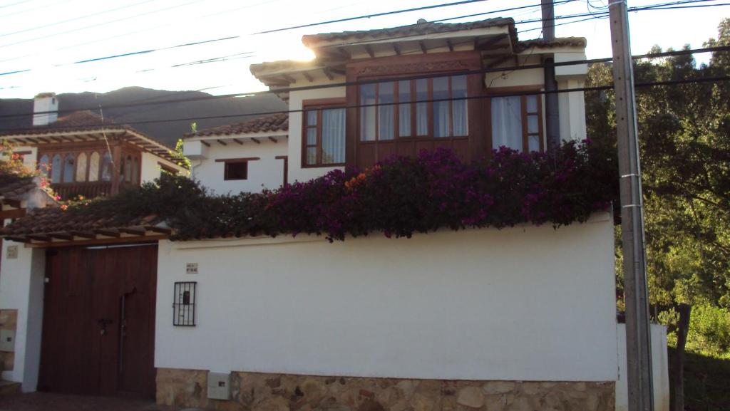 莱瓦镇Casa Leo的白色房子,花朵紫色
