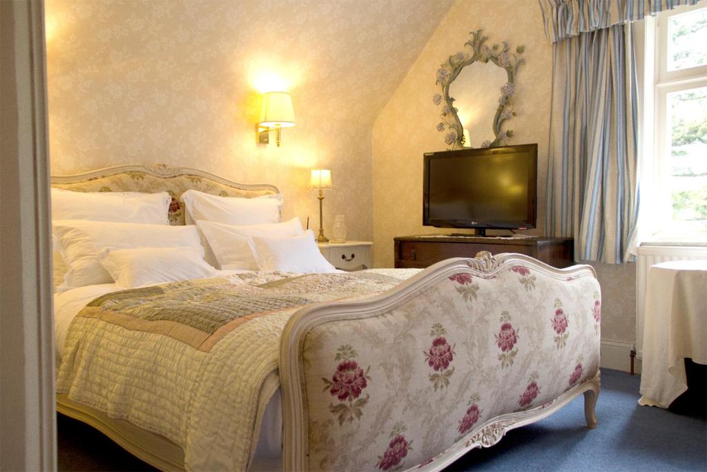 雷特芬莱考瑞格尔洛奇酒店的一间卧室配有一张大床和电视