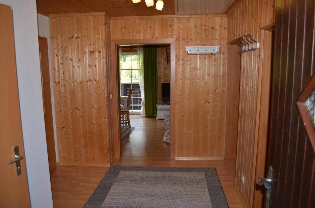 Anger堡恩霍夫科尼酒店的走廊上设有木镶板墙,房间设有门