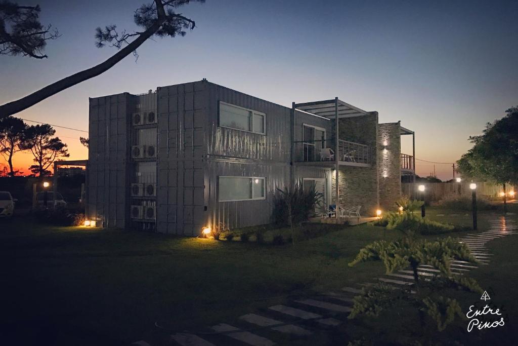 埃斯特角城Entre Pinos Eco Box Apart的夜晚的房子,前面有灯