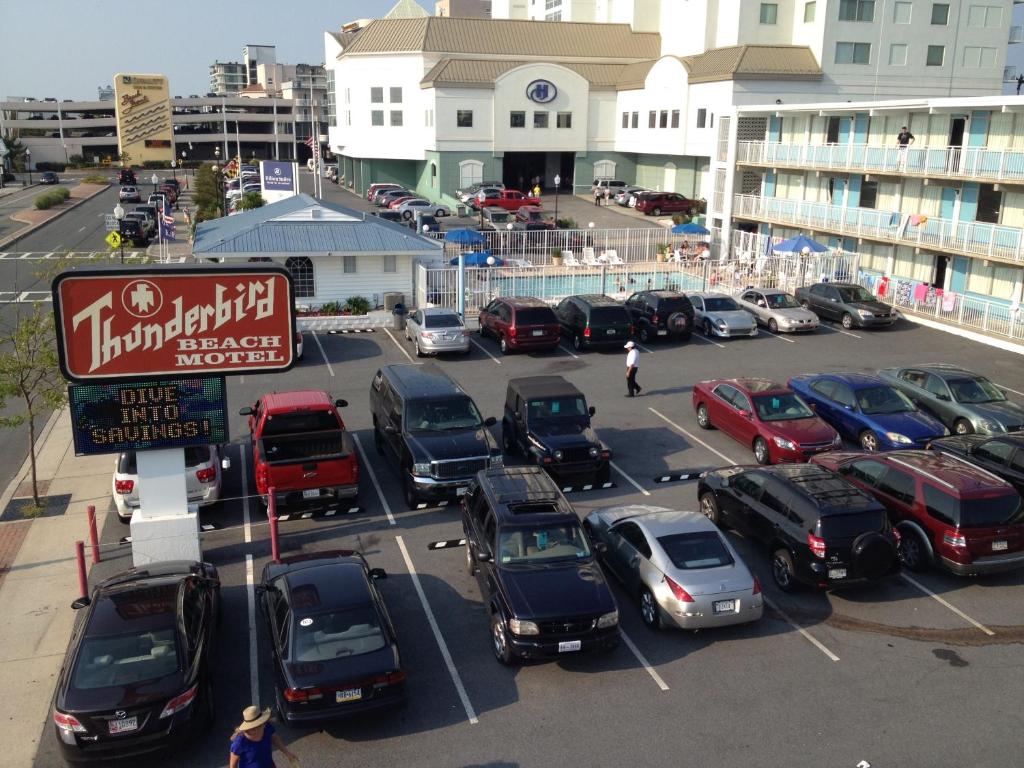 大洋城雷鸟海滩汽车旅馆 的停车场有很多停车位