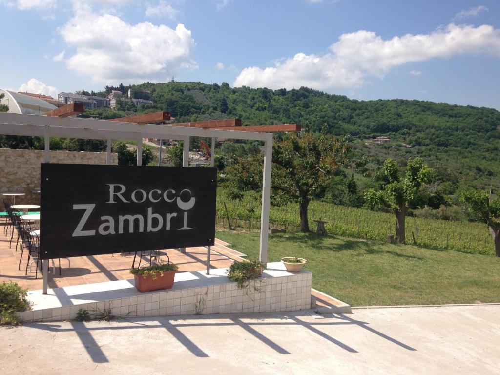 BovinoBed & Wine Rocco Zambri的建筑上的一个标志,上面写着“rooco Zambiot”