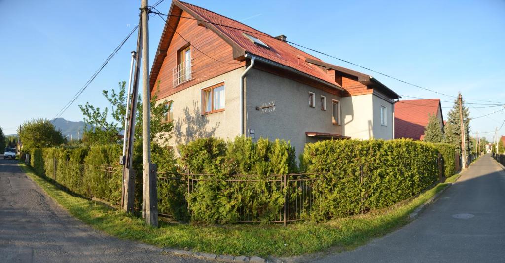 利普托斯基米库拉斯Privat Alexandra的街道边有栅栏的房子