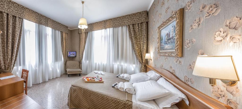 卢切拉索黎所酒店的酒店客房,配有床和灯