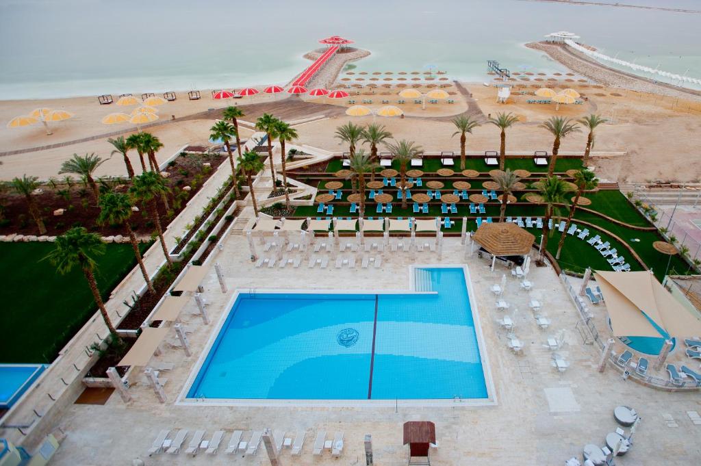 恩波其克Herods Dead Sea – A Premium Collection by Fattal Hotels的享有带游泳池和海滩的度假村的空中景致