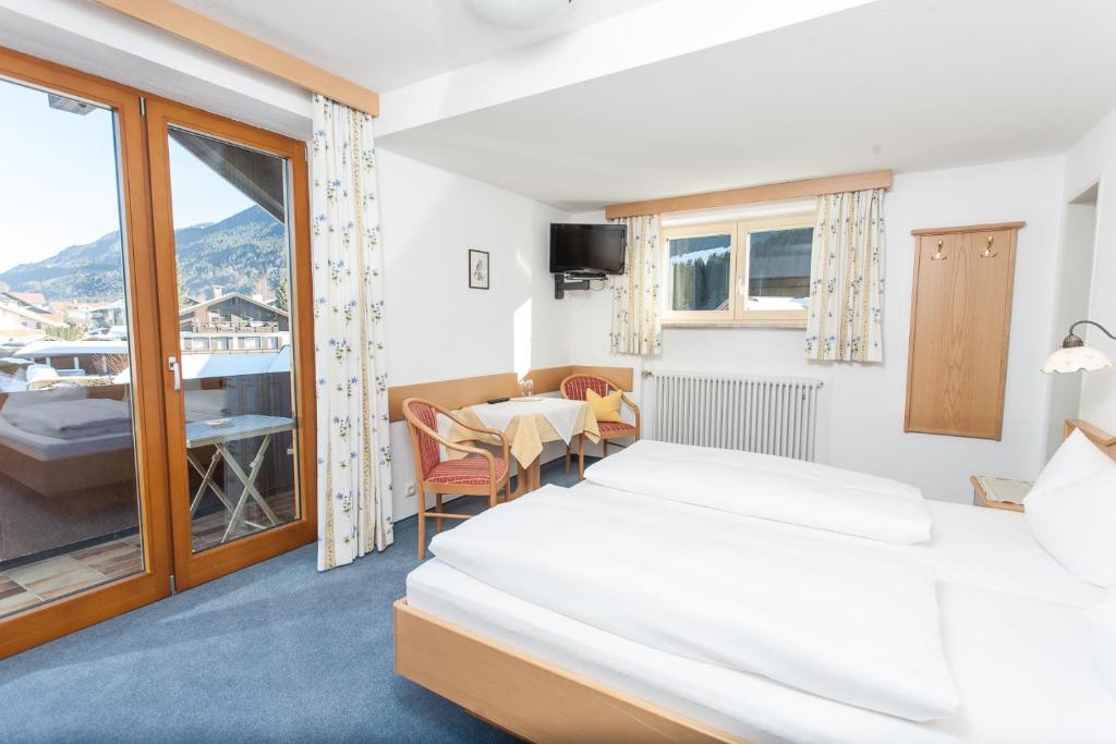 奥伯斯特多夫Fideliushaus的酒店客房设有两张床和一个阳台。