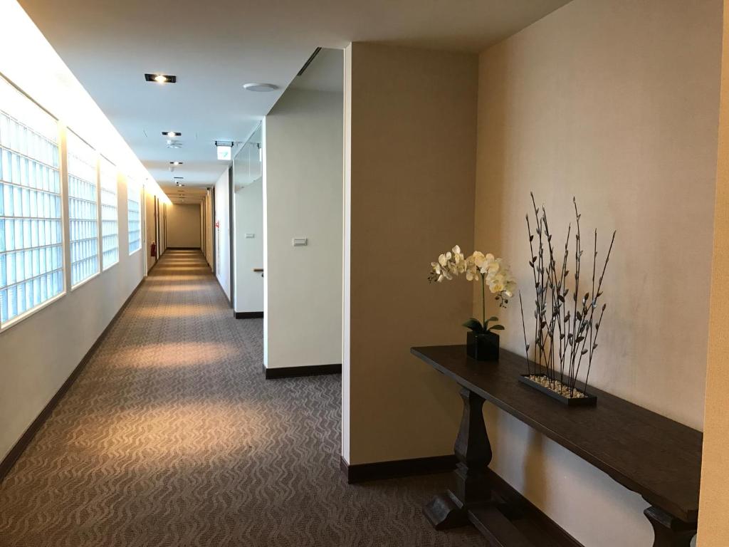 嘉义市晨光飯店的走廊上设有桌子和长长的走廊