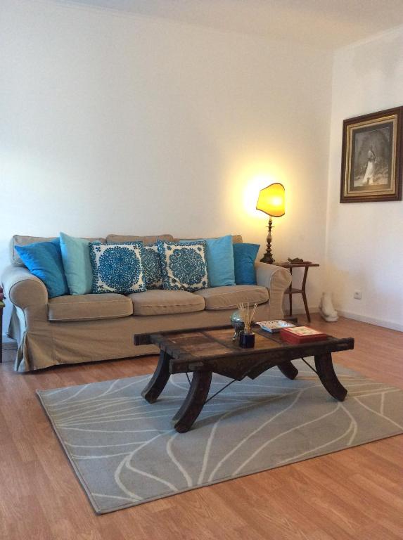 蓬塔德尔加达Marina Lounge Home的带沙发和咖啡桌的客厅