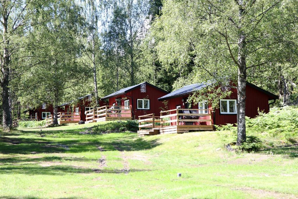 Gålö加洛斯巴德 - 假日别墅及旅舍的森林中间的红色小屋