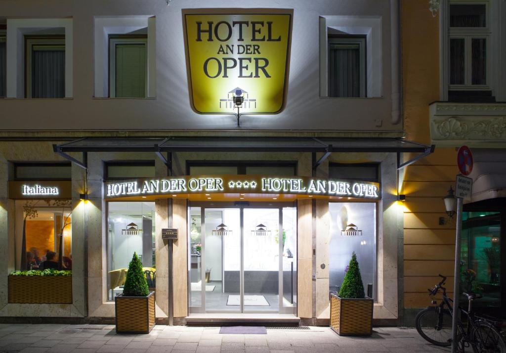 慕尼黑歌剧酒店的门上标有酒店入口