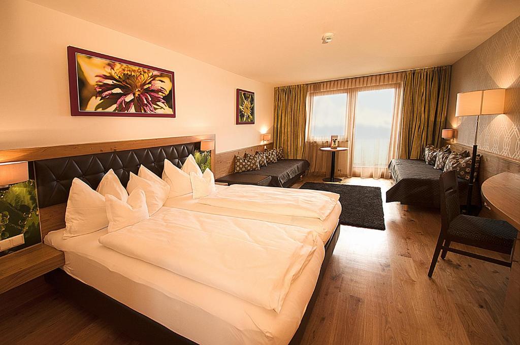 科萨斯瑞特伯格酒店的卧室配有一张白色大床