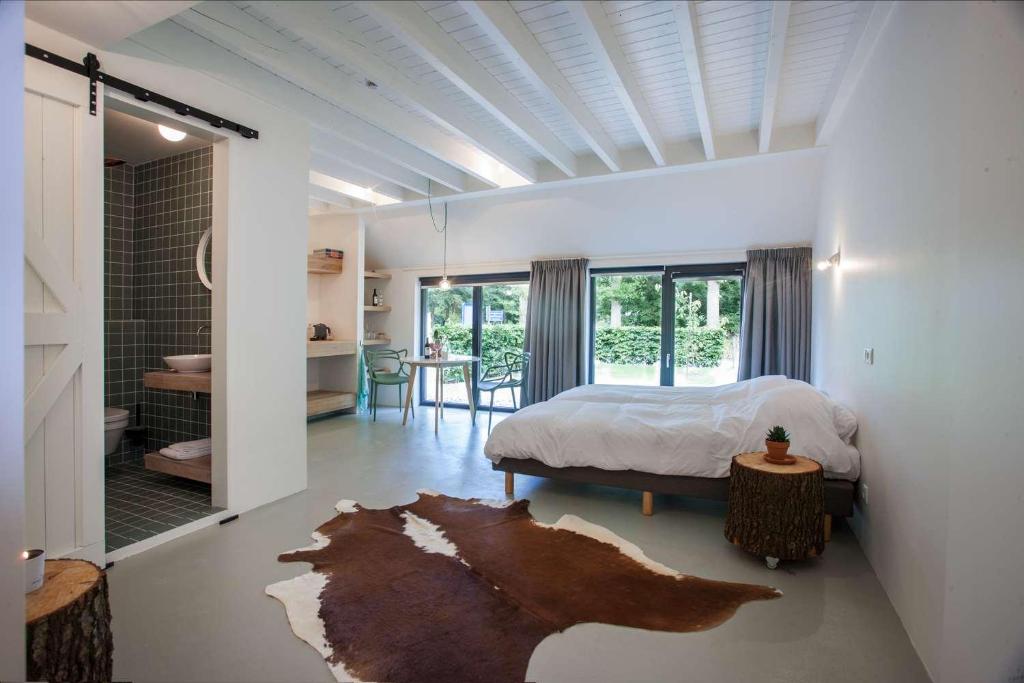 海伦芬Uitgerust voor Zaken的一间卧室配有一张床,另一间卧室配有桌子