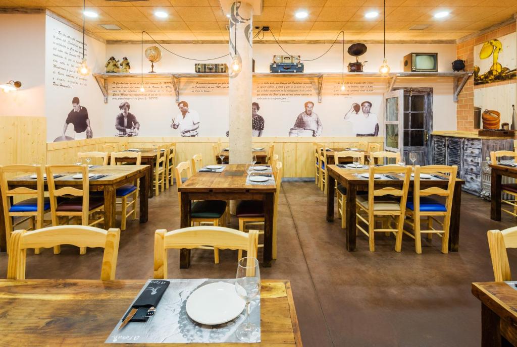 奥维罗A Feira Posada的用餐室配有木桌和椅子