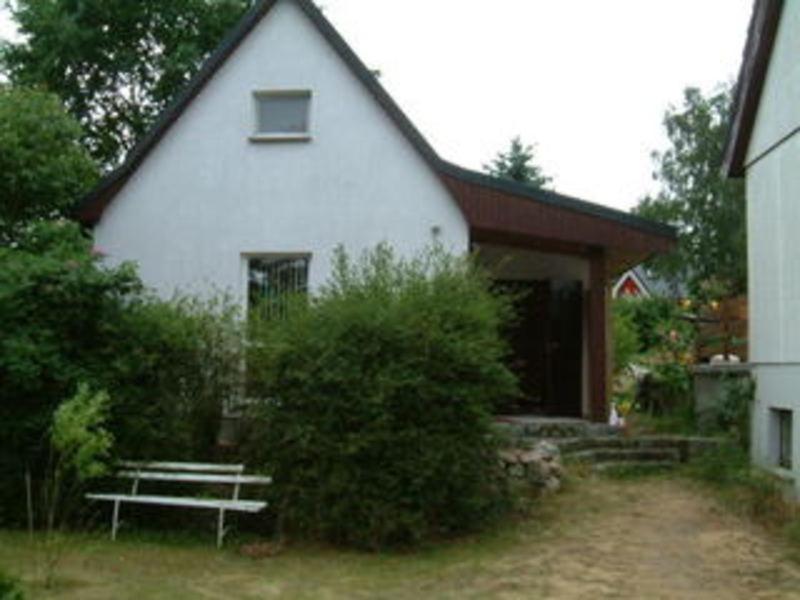 于克里茨Ferienhaus ruhige Lage _ strandnah的前面有长凳的白色房子