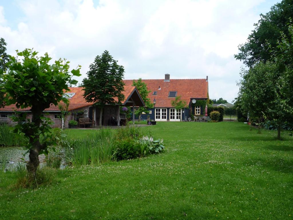 MolenschotBeukenhof的前面有大院子的房子