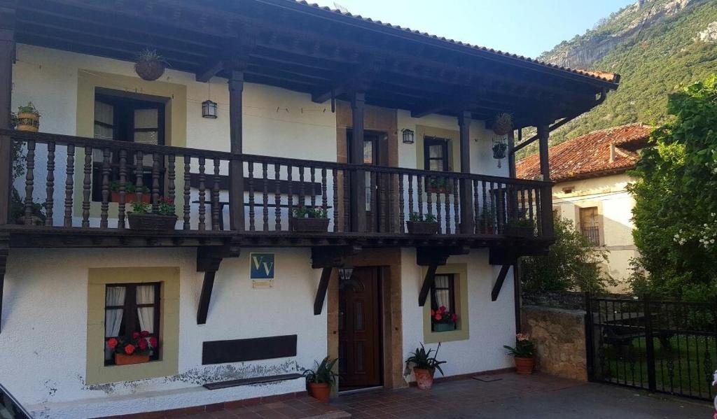 Poo de CabralesCasa Pelayo 2的带阳台和门的白色房屋