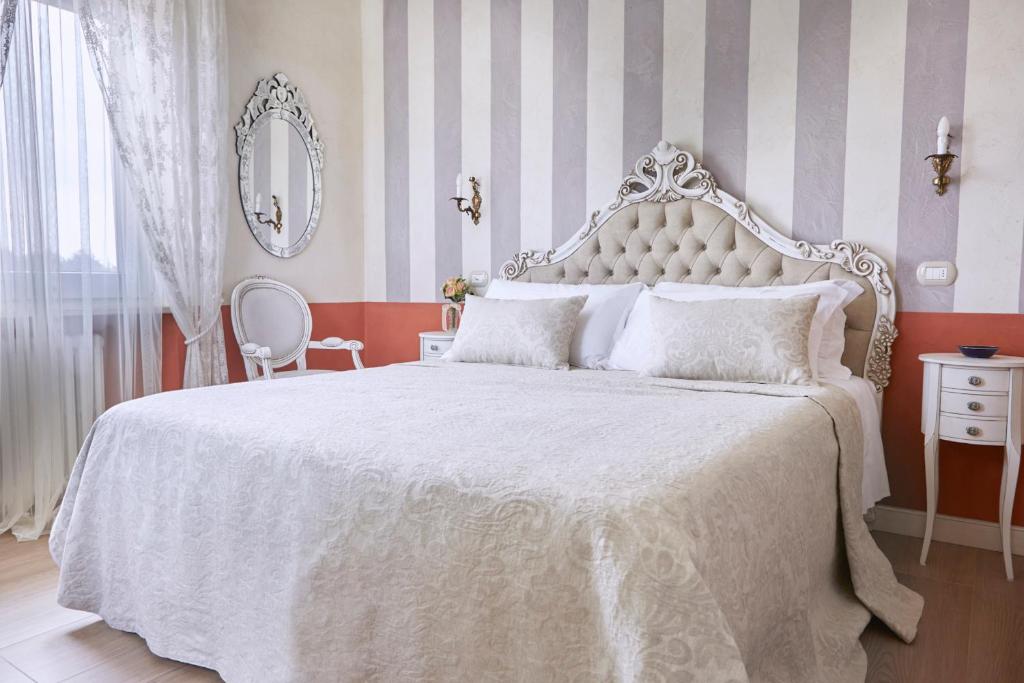 明乔河畔蓬蒂La Zarabba Boutique Hotel的一间卧室配有一张带白色床罩的大床