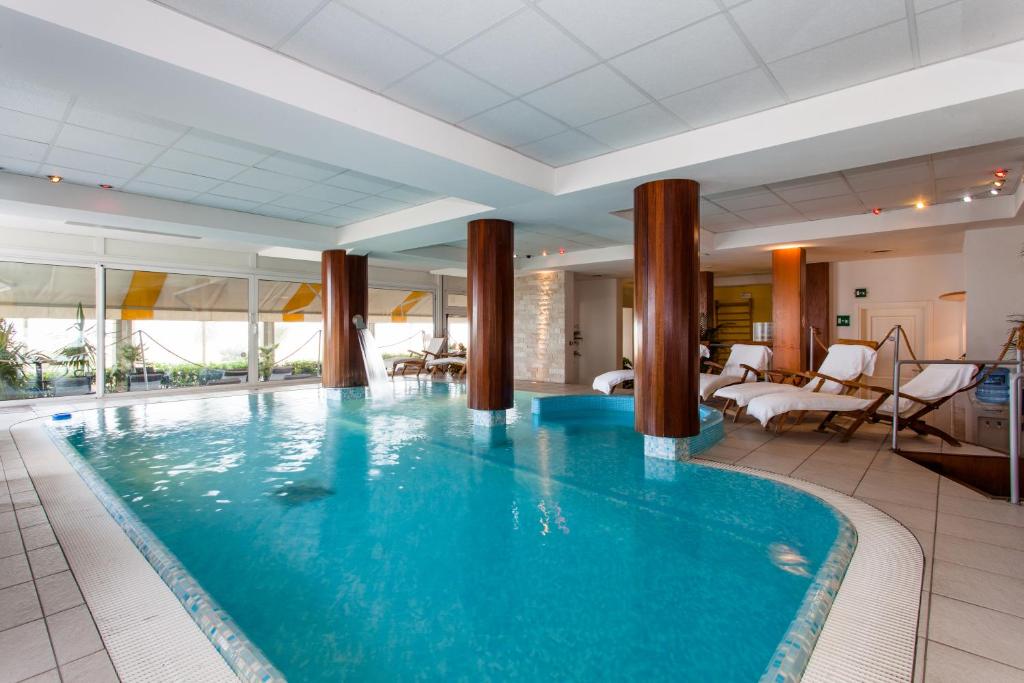 利多迪耶索罗索里索别墅酒店的一座大型游泳池,位于酒店客房