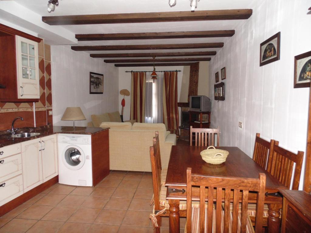 Cañete拉姆拉II号乡村民宿的厨房、带餐桌的客厅和厨房