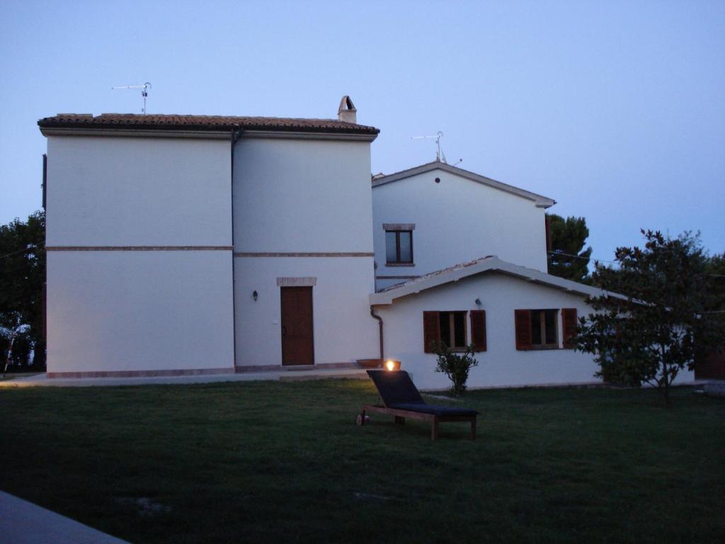 努马纳Conero Mare Verde的前面有长凳的白色房子