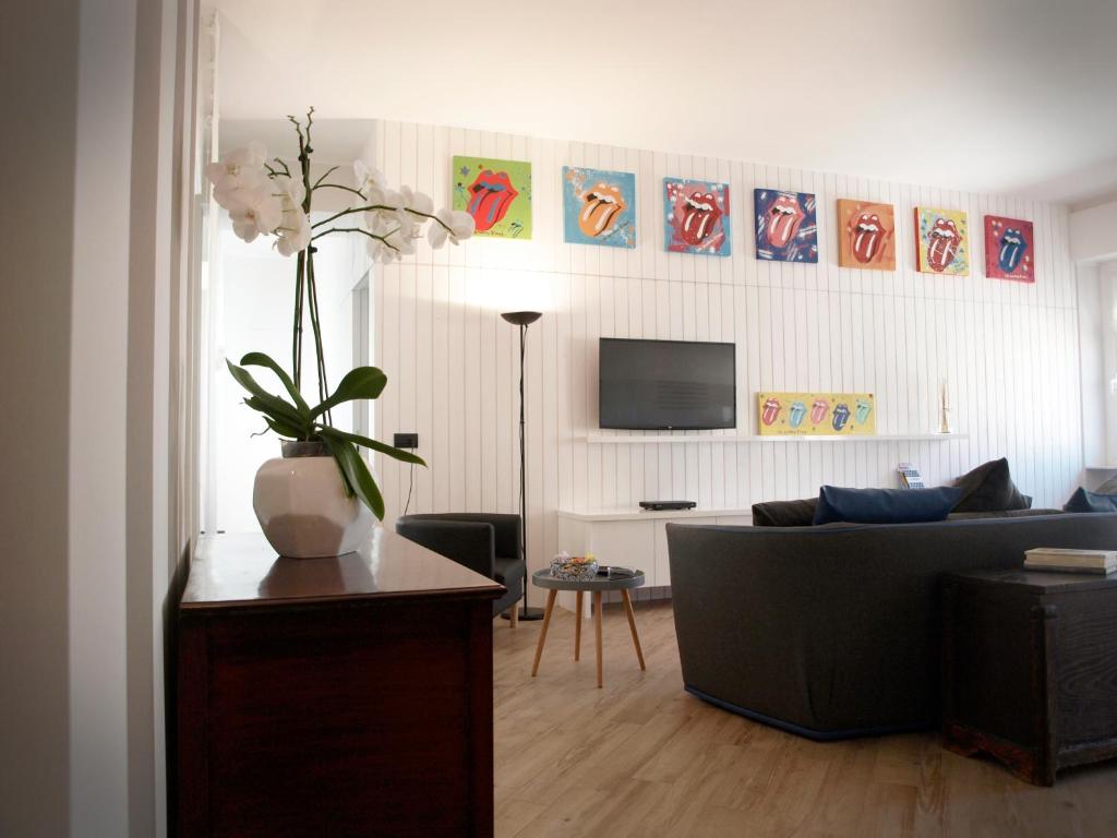 斯培西亚瑟提摩公寓的客厅配有沙发和花瓶