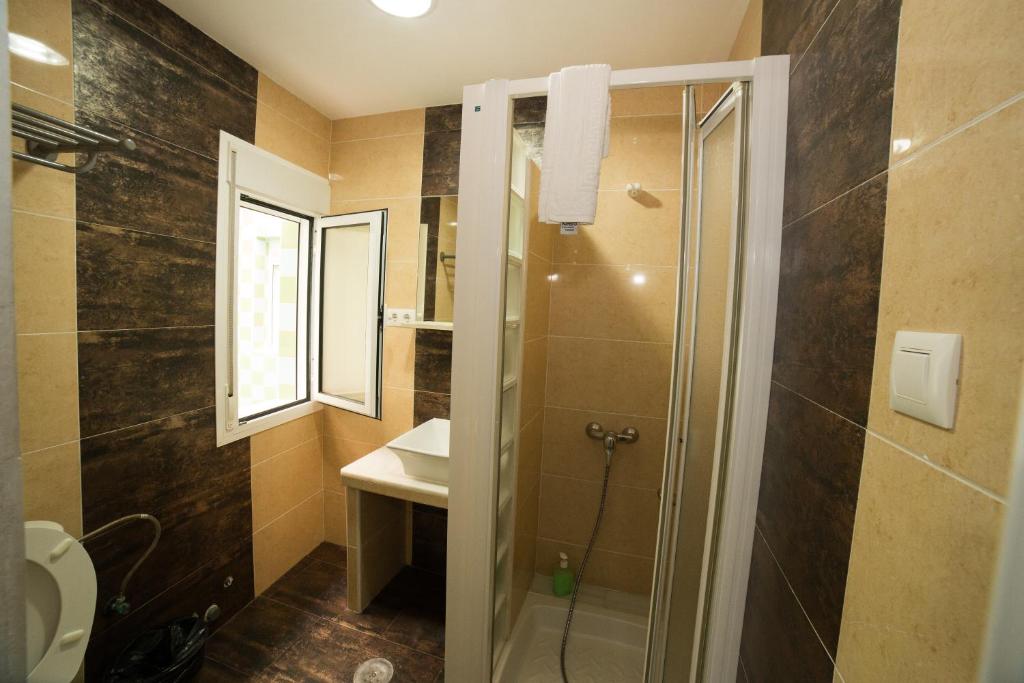 阿尔赫西拉斯豪斯皮达耶阿尔赫西拉斯酒店的带淋浴、卫生间和盥洗盆的浴室