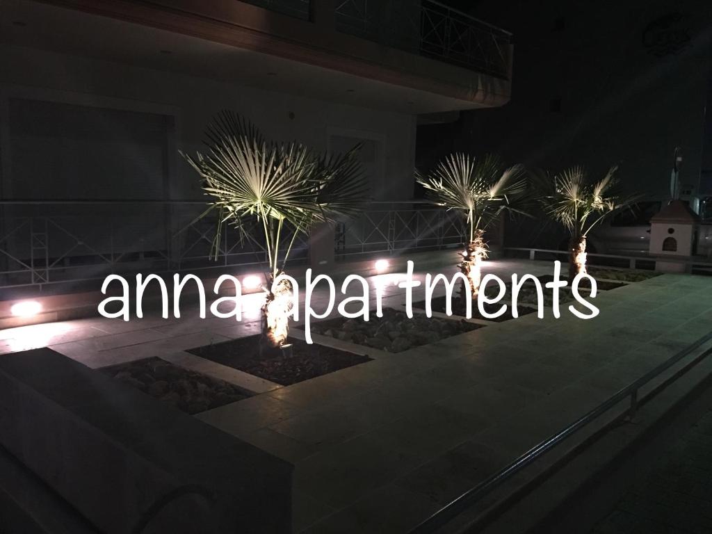 克拉默特Anna Apartments的 ⁇ 虹灯的标志,在夜间对建筑物表示惊异