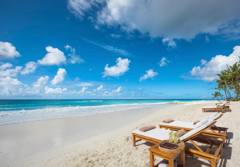 基督教堂市Sandals Barbados All Inclusive - Couples Only的海滩上设有两张躺椅,大海上设有