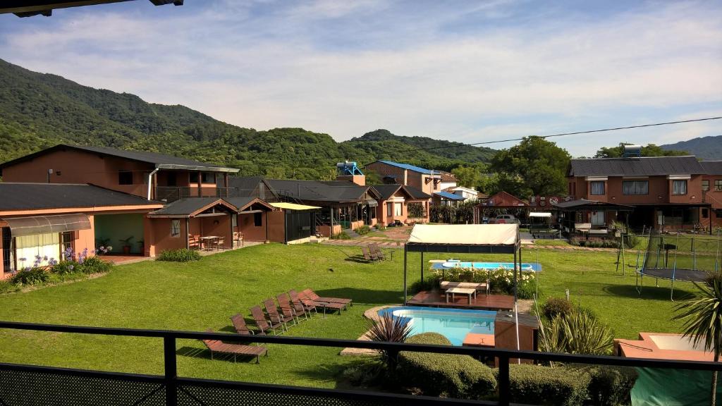 圣洛伦索Cabañas San Lorenzo的享有带游泳池的度假庭院的景色