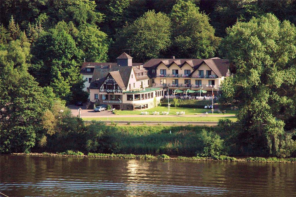 布罗登巴赫佩菲尔餐厅酒店的河边的大房子