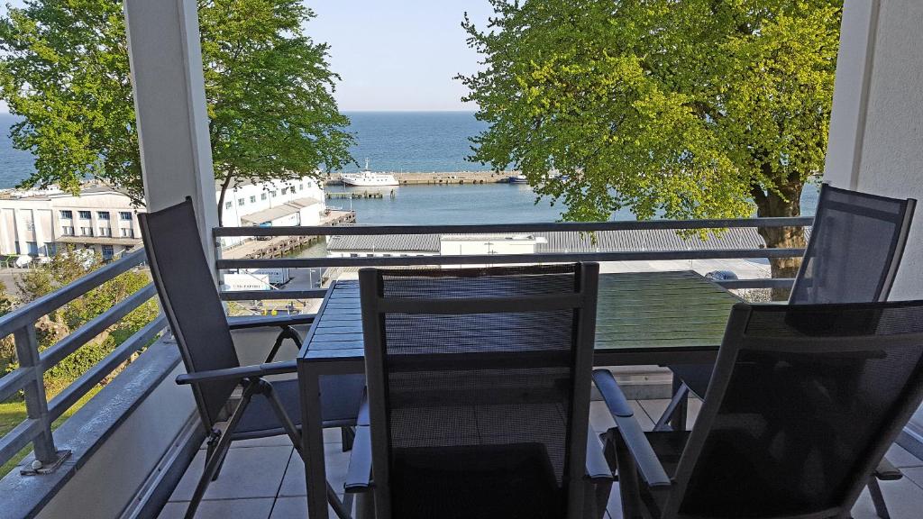 萨斯尼茨Ferienwohnung Hafenblick的一个带桌椅的海景阳台