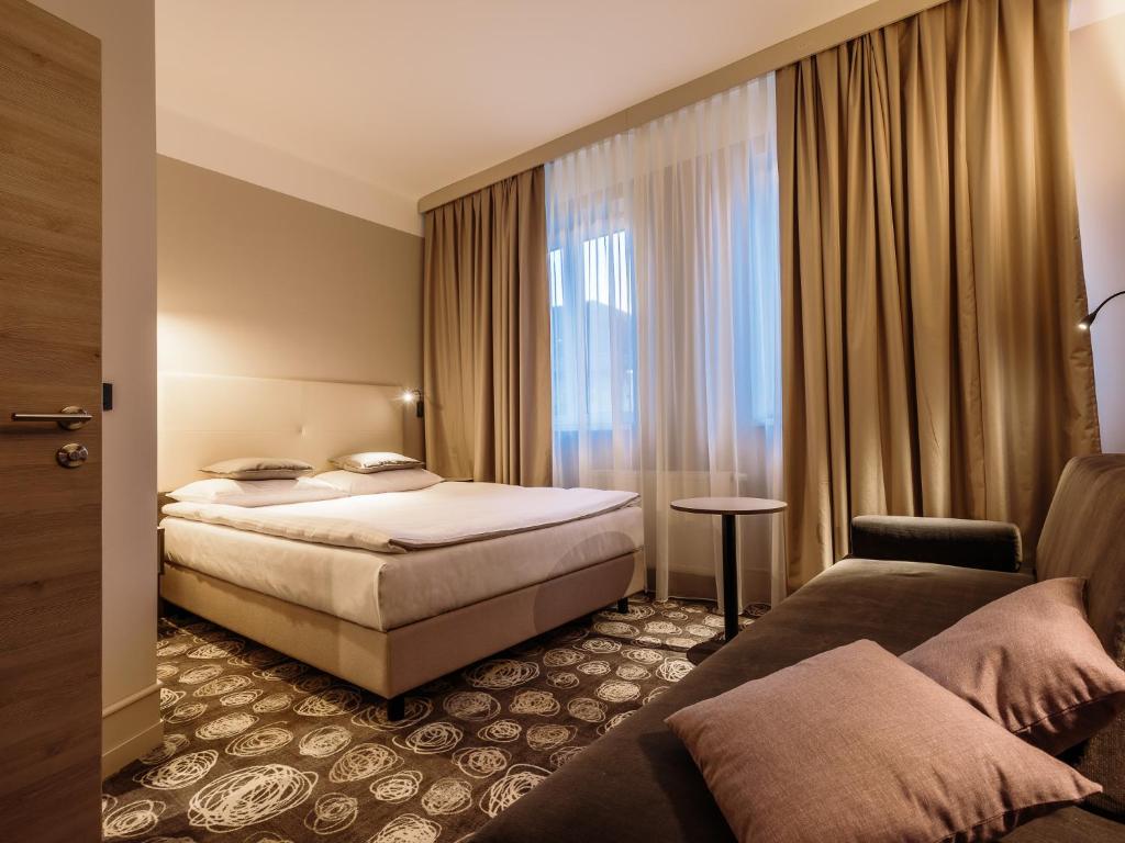 新梅斯托Hotel Center Novo Mesto的酒店客房设有床和窗户。