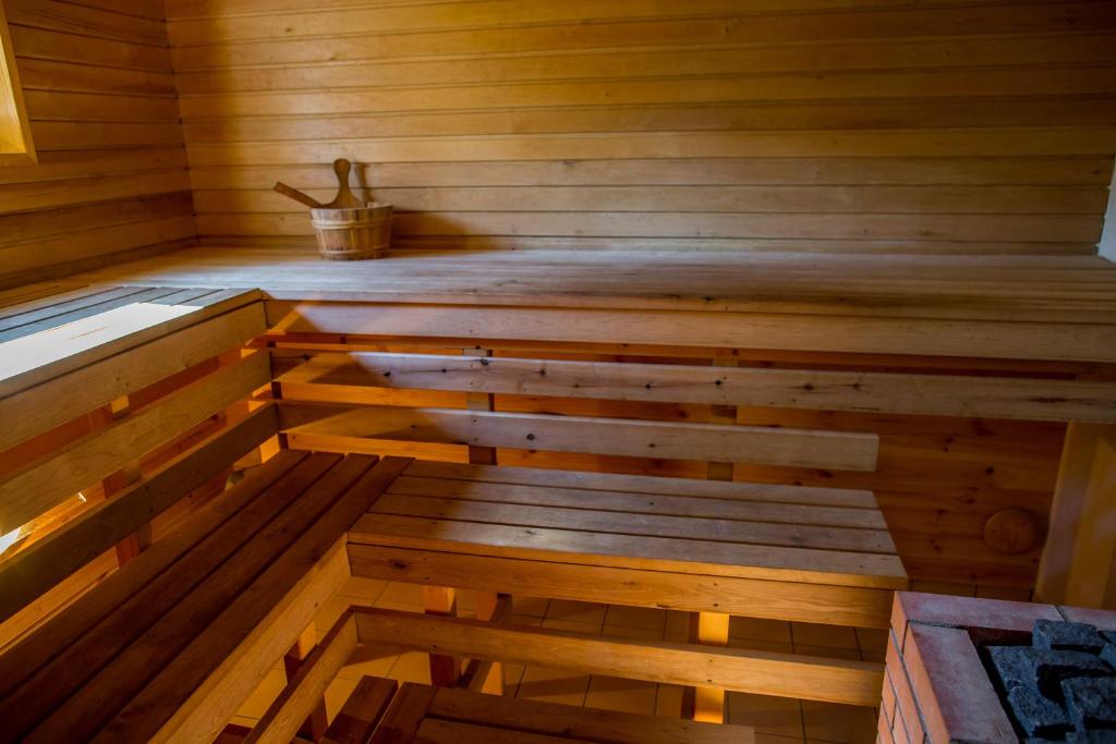 KassariHoliday Home with Sauna的木质桑拿浴室内铺有木地板