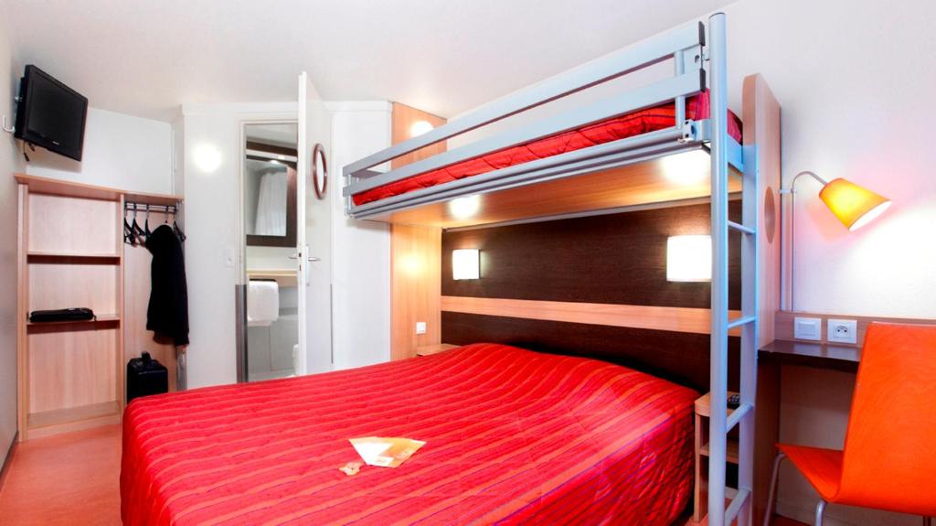 艾姆波茨卡佩尔东敦刻尔克安布斯卡普尔普瑞米尔经典酒店的一间卧室配有一张带红色床罩的双层床